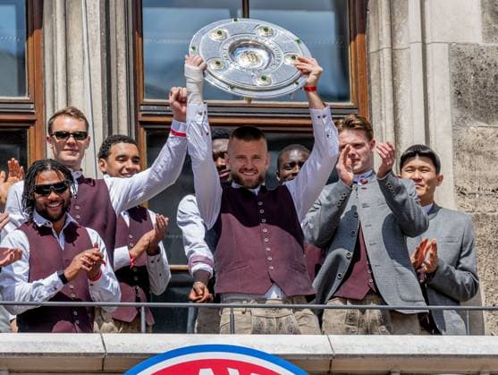 Eric Dier FC Bayern Muenchen, 15 presents the Bundesliga championship trophy Reception and championship ceremony FC Bayern Muenchen men and women, football, Bundesliga, 2024 2025 season, 18 05 2025 Reception and championship ceremony FC Bayern Muenchen men and women, football, Bundesliga, 2024 2025 season, 18 05 2025 Muenchen Copyright: xEibner-Pressefoto HeikexFeinerx EP_HFR