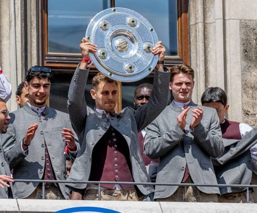 Josip Stanisic FC Bayern Muenchen, 44 presents the Bundesliga championship trophy Reception and championship ceremony FC Bayern Muenchen men and women, football, Bundesliga, 2024 2025 season, 18 05 2025 Reception and championship ceremony FC Bayern Muenchen men and women, football, Bundesliga, 2024 2025 season, 18 05 2025 Muenchen Copyright: xEibner-Pressefoto HeikexFeinerx EP_HFR