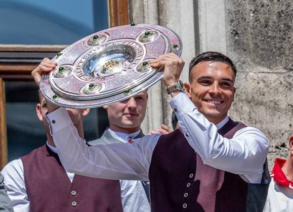 Joao Palhinha FC Bayern Muenchen, 16 presents the Bundesliga championship trophy Reception and championship ceremony FC Bayern Muenchen men and women, football, Bundesliga, 2024 2025 season, 18 05 2025 Reception and championship ceremony FC Bayern Muenchen men and women, football, Bundesliga, 2024 2025 season, 18 05 2025 Muenchen Copyright: xEibner-Pressefoto HeikexFeinerx EP_HFR