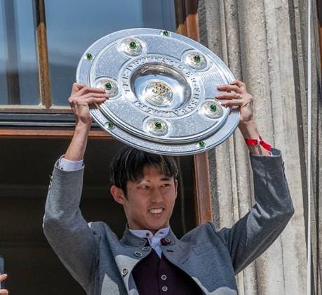 Hiroki Ito FC Bayern Muenchen, 21 presents the Bundesliga championship trophy Reception and championship ceremony FC Bayern Muenchen men and women, football, Bundesliga, 2024 2025 season, 18 05 2025 Reception and championship ceremony FC Bayern Muenchen men and women, football, Bundesliga, 2024 2025 season, 18 05 2025 Muenchen Copyright: xEibner-Pressefoto HeikexFeinerx EP_HFR