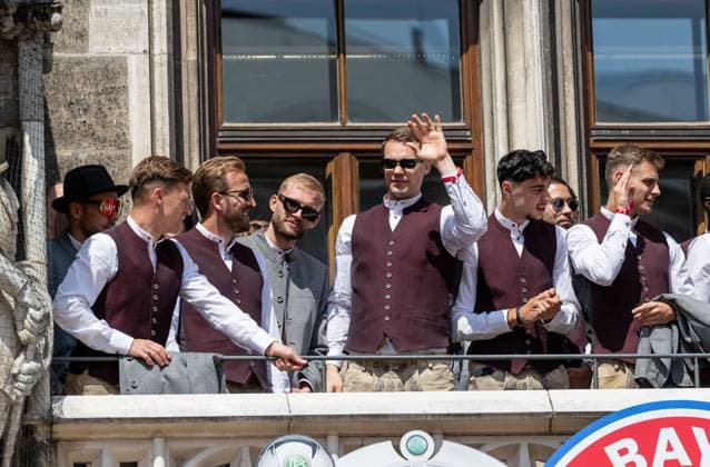 Manuel Neuer Goalkeeper, FC Bayern Muenchen, 1 waves to the fans Reception and championship ceremony FC Bayern Muenchen men and women, Football, Bundesliga, Season 2024 2025, 18 05 2025 Reception and championship ceremony FC Bayern Muenchen men and women, Football, Bundesliga, Season 2024 2025, 18 05 2025 Muenchen Copyright: xEibner-Pressefoto HeikexFeinerx EP_HFR