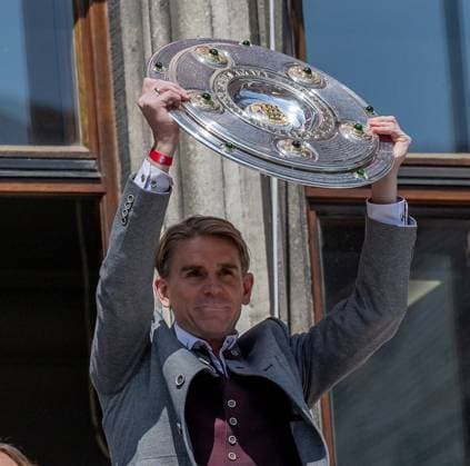 Christoph Freund Sports Director, FC Bayern Muenchen presents the Bundesliga championship trophy Reception and championship ceremony FC Bayern Muenchen men and women, football, Bundesliga, 2024 2025 season, 18 05 2025 Reception and championship ceremony FC Bayern Muenchen men and women, football, Bundesliga, 2024 2025 season, 18 05 2025 Muenchen Copyright: xEibner-Pressefoto HeikexFeinerx EP_HFR