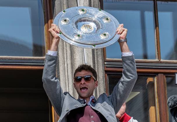 Thomas Mueller FC Bayern Muenchen, 25 presents the Bundesliga championship trophy Reception and championship ceremony FC Bayern Muenchen men and women, football, Bundesliga, 2024 2025 season, 18 05 2025 Reception and championship ceremony FC Bayern Muenchen men and women, football, Bundesliga, 2024 2025 season, 18 05 2025 Muenchen Copyright: xEibner-Pressefoto HeikexFeinerx EP_HFR