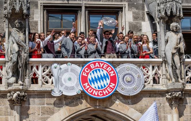 Thomas Mueller FC Bayern Muenchen, 25 presents the Bundesliga championship trophy Reception and championship ceremony FC Bayern Muenchen men and women, football, Bundesliga, 2024 2025 season, 18 05 2025 Reception and championship ceremony FC Bayern Muenchen men and women, football, Bundesliga, 2024 2025 season, 18 05 2025 Muenchen Copyright: xEibner-Pressefoto HeikexFeinerx EP_HFR