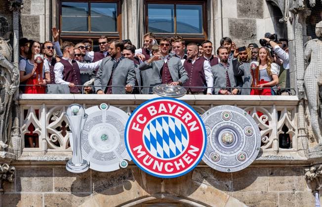 The mens team presents the Bundesliga championship trophy on the town hall balcony Reception and championship ceremony FC Bayern Muenchen men and women, football, Bundesliga, 2024 2025 season, 18 05 2025 Reception and championship ceremony FC Bayern Muenchen men and women, football, Bundesliga, 2024 2025 season, 18 05 2025 Munich Copyright: xEibner-Pressefoto HeikexFeinerx EP_HFR