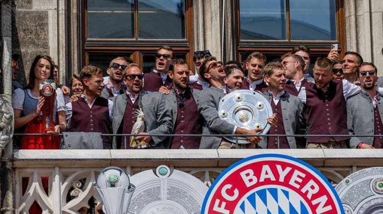 The mens team celebrates the Bundesliga championship on the town hall balcony with the championship trophy Reception and championship ceremony FC Bayern Muenchen men and women, football, Bundesliga, season 2024 2025, 18 05 2025 Reception and championship ceremony FC Bayern Muenchen men and women, football, Bundesliga, season 2024 2025, 18 05 2025 Muenchen Copyright: xEibner-Pressefoto HeikexFeinerx EP_HFR