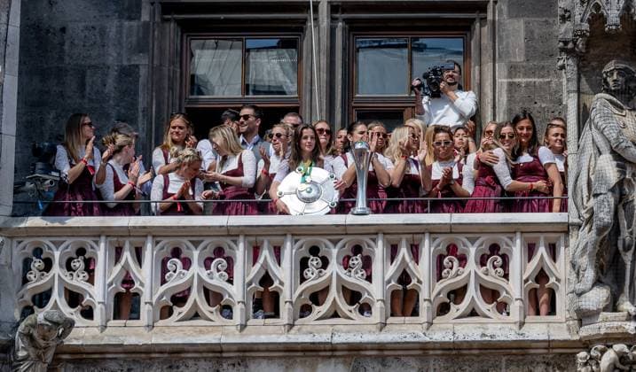 The womens team celebrates winning the double on the town hall balcony Reception and championship ceremony FC Bayern Muenchen men and women, football, Bundesliga, 2024 2025 season, 18 05 2025 Reception and championship ceremony FC Bayern Muenchen men and women, football, Bundesliga, 2024 2025 season, 18 05 2025 Muenchen Copyright: xEibner-Pressefoto HeikexFeinerx EP_HFR