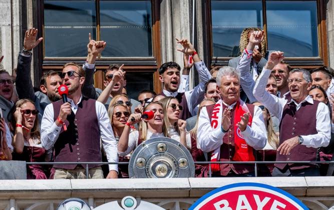 The two teams celebrate the championships and the womens cup victory on the balcony of Munich City Hall with their trophies, here Harry Kane FC Bayern Muenchen, 9 stands out, on the right with Dieter Reiter Lord Mayor of the City of Munich and Herbert Hainer President, FC Bayern Muenchen reception and championship ceremony FC Bayern Muenchen men and women, football, Bundesliga, 2024 2025 season, 18 05 2025 reception and championship ceremony FC Bayern Muenchen men and women, football, Bundesliga, 2024 2025 season, 18 05 2025 Munich Copyright: xEibner-Pressefoto HeikexFeinerx EP_HFR