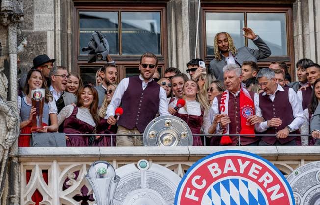 The two teams celebrate the championships and the womens cup victory on the balcony of Munich City Hall with their trophies Reception and championship ceremony FC Bayern Muenchen men and women, football, Bundesliga, 2024 2025 season, 18 05 2025 Reception and championship ceremony FC Bayern Muenchen men and women, football, Bundesliga, 2024 2025 season, 18 05 2025 Munich Copyright: xEibner-Pressefoto HeikexFeinerx EP_HFR