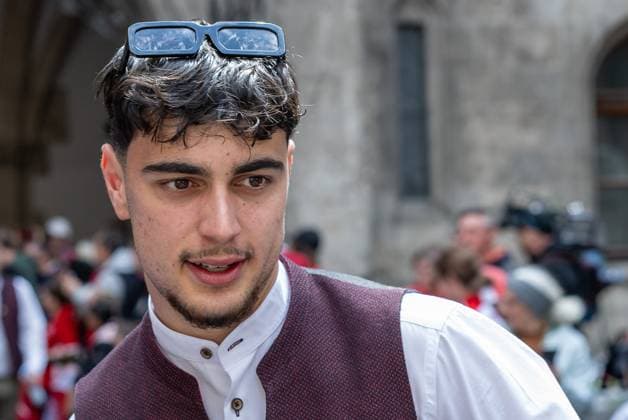 Aleksandar Pavlovic FC Bayern Muenchen, 45 Reception and championship ceremony FC Bayern Muenchen men and women, football, Bundesliga, 2024 2025 season, 18 05 2025 Reception and championship ceremony FC Bayern Muenchen men and women, football, Bundesliga, 2024 2025 season, 18 05 2025 Muenchen Copyright: xEibner-Pressefoto FranzxFeinerx EP_HFR