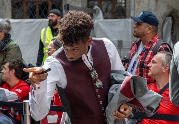 Kingsley Coman FC Bayern Muenchen, 11 interacts here with a small fan Reception and championship ceremony FC Bayern Muenchen men and women, football, Bundesliga, season 2024 2025, 18 05 2025 Reception and championship ceremony FC Bayern Muenchen men and women, football, Bundesliga, season 2024 2025, 18 05 2025 Muenchen Copyright: xEibner-Pressefoto FranzxFeinerx EP_HFR