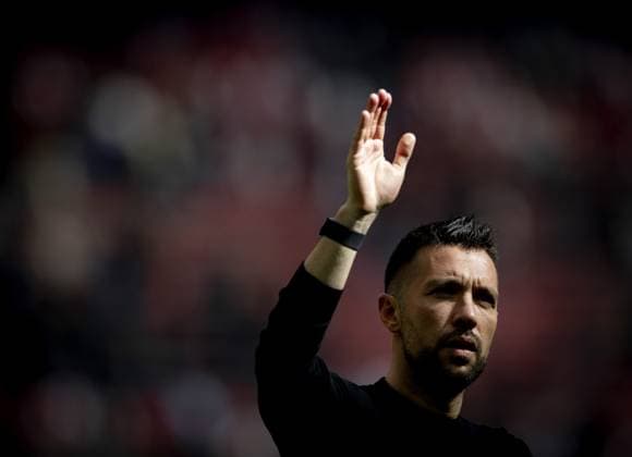 AMSTERDAM - Ajax coach Francesco Farioli thanks supporters after the Dutch Eredivisie match between Ajax Amsterdam and FC Twente at the Johan Cruijff ArenA on May 18, 2025 in Amsterdam, Netherlands. ANP KOEN VAN WEEL Dutch Eredivisie 2024 25 xVIxANPxSportx xxANPxIVx 527922744 originalFilename: 527922744.jpg