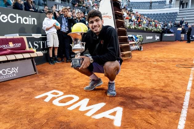 Internazionali BNL D Italia 2025 - Day Fourteen Carlos Alcaraz of Spain poses with the winning trophy at the end of the final match against Jannik Sinner of Italy during the Internazionali BNL d™Italia Day Fourteen Final match at Foro Italico on May 18, 2025 in Rome, Italy. Rome Foro Italico Lazio Italy Copyright: xGiuseppexMaffiax IBI24_Day14_180525_BRU7828