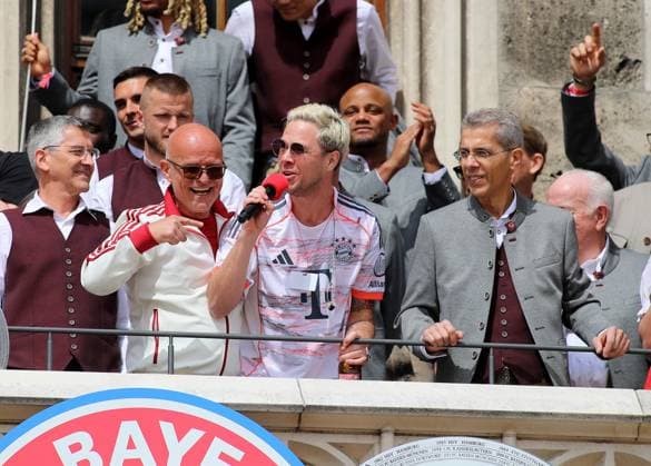 Football, men, Bundesliga, season 2024 2025, FC Bayern Munich, championship celebration, Rathausbalkon, Marienplatz Der Oimara, Beni Hafner, German singer-songwriter, wobbly contact with microphone middle