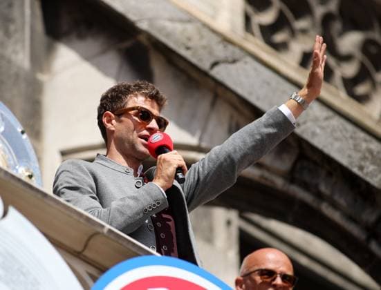 Football, men, Bundesliga, 2024 2025 season, FC Bayern Munich, championship celebration, Rathausbalkon, Marienplatz Thomas Müller, Mueller FC Bayern Munich speaks to the fans and raises his left arm
