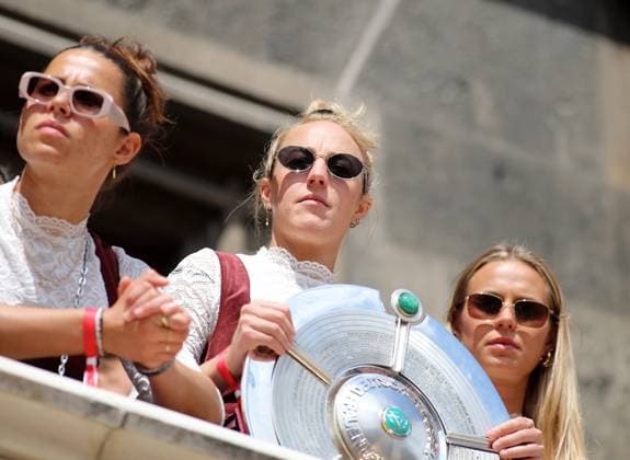 Football, men, Bundesliga, 2024 2025 season, FC Bayern Munich, championship celebration, Rathausbalkon, Marienplatz Carolin Simon FC Bayern Munich with the championship trophy