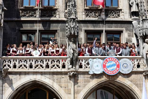 Football, men, Bundesliga, 2024 2025 season, FC Bayern Munich, championship celebration, Rathausbalkon, Marienplatz The FC Bayern Munich womens team with the men on the Rathaus balcony