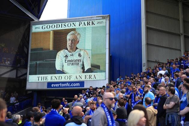 Fußball Premier League Everton gegen Southampton 18. Mai 2025 Premier League Everton gegen Southampton Carlo Ancelotti erscheint auf der großen Leinwand Foto Simon Stacpoole Abseits Liverpool UK  Copyright: xSimonxStacpoolexOffside