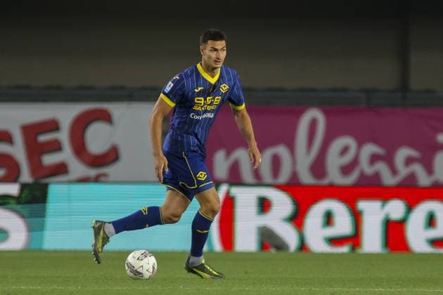Diego Coppola of Hellas Verona FC play the ball during Hellas Verona FC vs Como FC 1907, 37Â° Serie A Enilive 2024-25 game at Marcantonio Bentegodi stadium in Verona (VR), Italy, on May 18, 2025.  Copyright: xDavidexCasentini IPAxSportx xipa-agency.netx xx IPA_57893225 IPA_Agency_IPA57893225