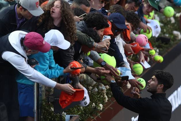 Tennis: ATP, Tennis Herren Masters 1000 Men. Men s Final. Men s Singles at the Foro Italico in Rome, Jannik Sinner (ITA) vs. Carlos Alcaraz (ESP) Rome, Italy 18 May 2025: Men s final, men s singles, match Carlos Alcaraz (ESP) wins and celebrates and signs autographs at the end of the match against Jannik Sinner (ITA) during the Internazionali BNL d Italia 2025 ATP Master Men s 1000 circuit in Rome at the Foro Italico. Rome italy Italy  Copyright: xIPA ABACAx