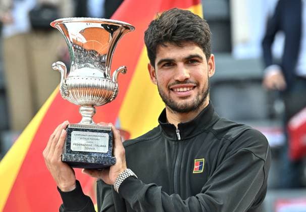 Italian Open tennis tournament - Day 12, Roma, Italy - 18 May 2025 Carlos Alcaraz poses with the winner s trophy during men s Singles final match of the Italian Open tennis tournament 2025, in Rome, Italy, 18 May 2025., Credit:Maria Laura Antonelli Avalon Italy, Rome  Copyright: xMariaxLauraxAntonellix xAvalonx 0819537580st