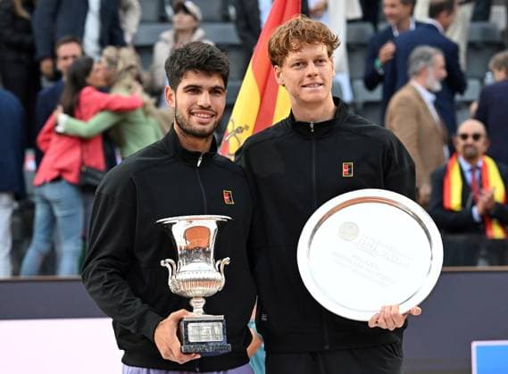 Italian Open tennis tournament - Day 12, Roma, Italy - 18 May 2025 Carlos Alcaraz, Jannik Sinner poses with the winner s trophy during men s Singles final match of the Italian Open tennis tournament 2025, in Rome, Italy, 18 May 2025., Credit:Maria Laura Antonelli Avalon Italy, Rome  Copyright: xMariaxLauraxAntonellix xAvalonx 0819537677st