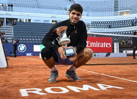 Sport Bilder des Tages Italian Open tennis tournament - Day 12, Roma, Italy - 18 May 2025 Carlos Alcaraz poses with the winner s trophy during men s Singles final match of the Italian Open tennis tournament 2025, in Rome, Italy, 18 May 2025., Credit:Maria Laura Antonelli Avalon Italy, Rome  Copyright: xMariaxLauraxAntonellix xAvalonx 0819538474st