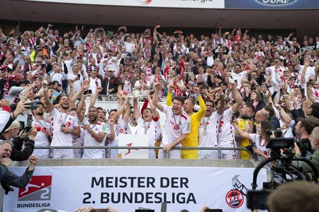 Kölner Mannschaft mit Meisterschale, 1 FC Koeln vs 1 FC Kaiserslautern, 2 Bundesliga, 34 Spieltag, 18 05 2025 DFB regulations prohibit any use of photographs as image sequences and or quasi video Koeln Nordrhein Westfalen Germany Copyright: xkolbert-press MarcxNiemeyerx