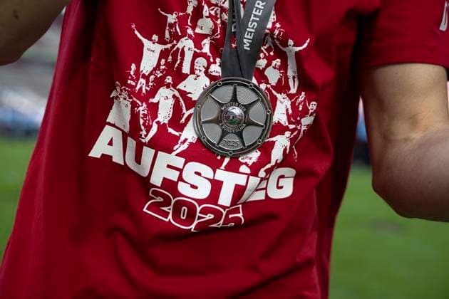 Medaille Meister vor T Shirt Aufstieg, 1 FC Koeln vs 1 FC Kaiserslautern, 2 Bundesliga, 34 Spieltag, 18 05 2025 DFB regulations prohibit any use of photographs as image sequences and or quasi video Koeln Nordrhein Westfalen Germany Copyright: xkolbert-press MarcxNiemeyerx