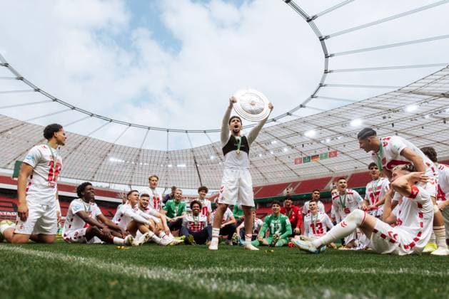18 05 25, Men, Football, U19 A Junior Bundesliga Final 2025, Bayer 04 Leverkusen U19 1 FC Köln U19, Season 2024 2025, Final, U19 team from 1 FC Köln celebrates on the pitch after winning the junior championship with the championship trophy Leverkusen BayArena NRW Germany