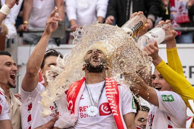 Linton Maina Koeln 37 Bierdusche, 1 FC Koeln vs 1 FC Kaiserslautern, 2 Bundesliga, 34 Spieltag, 18 05 2025 DFB regulations prohibit any use of photographs as image sequences and or quasi video Koeln Nordrhein Westfalen Germany Copyright: xkolbert-press MarcxNiemeyerx