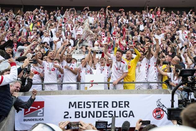 Kölner Mannschaft mit Meisterschale, 1 FC Koeln vs 1 FC Kaiserslautern, 2 Bundesliga, 34 Spieltag, 18 05 2025 DFB regulations prohibit any use of photographs as image sequences and or quasi video Koeln Nordrhein Westfalen Germany Copyright: xkolbert-press MarcxNiemeyerx