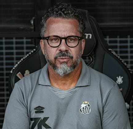 Match between Corinthians and Santos for the Brazilian football championship Sao paulo (sp), 05 18 2025 - brazilian championship corinthians vs santos - coach clever xavier during the match between corinthians and santos, for the 9th round of the brazilian football championship, on the afternoon of this sunday, may 18, 2025, at neo Quimica arena, in sao paulo-sp. (Foto: TomzÃ Fonseca Thenews2 imago images) SPO  Copyright: xTomzexFonsecax