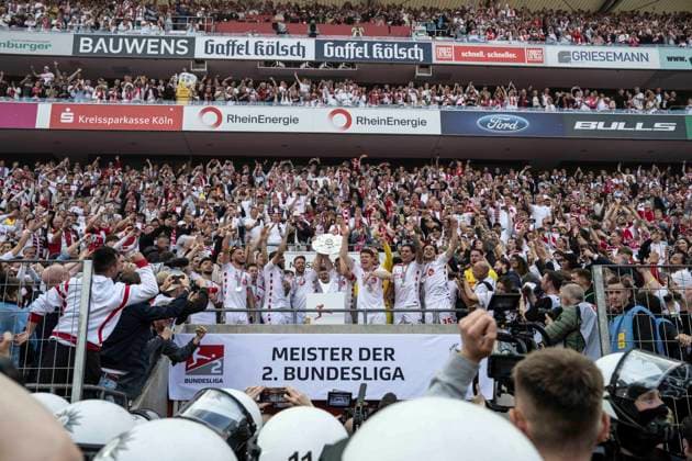 Kölner Mannschaft mit Meisterschale, 1 FC Koeln vs 1 FC Kaiserslautern, 2 Bundesliga, 34 Spieltag, 18 05 2025 DFB regulations prohibit any use of photographs as image sequences and or quasi video Koeln Nordrhein Westfalen Germany Copyright: xkolbert-press MarcxNiemeyerx