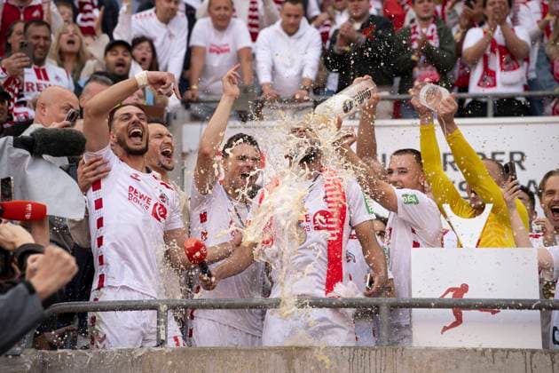 Linton Maina Koeln 37 Bierdusche, 1 FC Koeln vs 1 FC Kaiserslautern, 2 Bundesliga, 34 Spieltag, 18 05 2025 DFB regulations prohibit any use of photographs as image sequences and or quasi video Koeln Nordrhein Westfalen Germany Copyright: xkolbert-press MarcxNiemeyerx