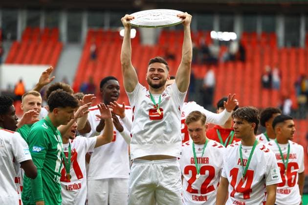 Winning goal scorer 4 Luis Magnus Stapelmann 1 FC Köln U19 with the A Junior Championship trophy Football I Juniors I U19 DFB Junior League I Season 2024 2025 I German Championship U19, Final I Bayer 04 Leverkusen U19 1 FC Köln U19 I 18 05 2025 I BayArena