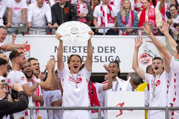 Mathias OLESEN KOE 47, mi haelt die Meister Schale hoch Jubel, Freude, Lachen Fussball 2 Bundesliga, 34 Spieltag, 1 FC Koeln Köln KOE 1 FC Kaiserslautern FCK , Endstand 4 0, am 18 05 2025 im R h e i n E n e r g i e S T A D I O N in Koeln Deutschland DFL regulations prohibit any use of photographs as image sequences and or quasi video Â