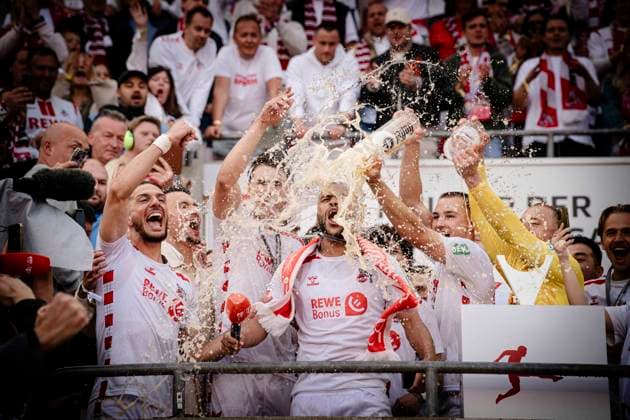 Linton Maina Koeln 37 Bierdusche, 1 FC Koeln vs 1 FC Kaiserslautern, 2 Bundesliga, 34 Spieltag, 18 05 2025 DFB regulations prohibit any use of photographs as image sequences and or quasi video Koeln Nordrhein Westfalen Germany Copyright: xkolbert-press MarcxNiemeyerx