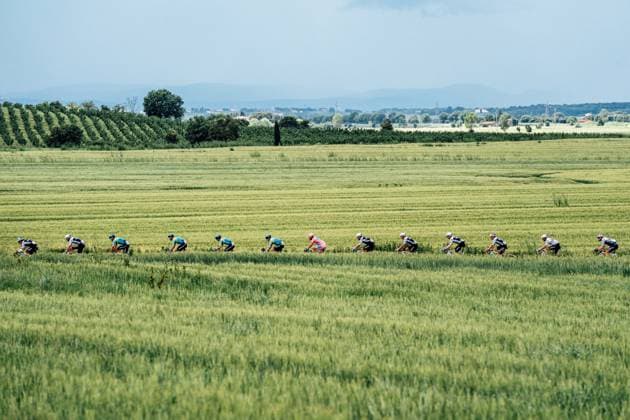 Bilder des Jahres 2025, Sport 05 Mai Sport Themen der Woche KW20 Sport Bilder des Tages 2025 Giro d Italia Stage 9 Picture by Zac Williams SWpix.com - 18 05 2025 - Cycling - 2025 Giro d Italia Stage 9, Gubbio to Siena, Italy - The peloton. Copyright: x xSWpix.comx(t axPhotographyxHubxLtd)xZacxWilliams SWpix.comx SWP-2645