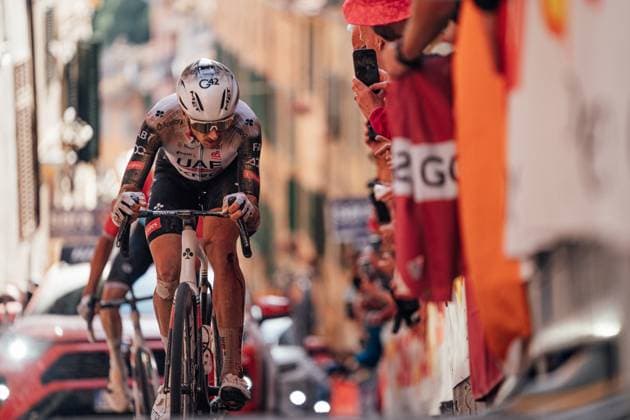 2025 Giro d Italia Stage 9 Picture by Zac Williams SWpix.com - 18 05 2025 - Cycling - 2025 Giro d Italia Stage 9, Gubbio to Siena, Italy - Brandon McNulty, UAE Team Emirates XRG. Copyright: x xSWpix.comx(t axPhotographyxHubxLtd)xZacxWilliams SWpix.comx SWP-2645