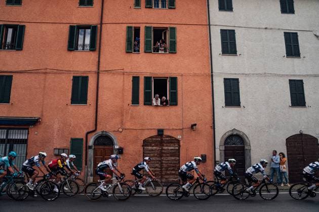 2025 Giro d Italia Stage 9 Picture by Zac Williams SWpix.com - 18 05 2025 - Cycling - 2025 Giro d Italia Stage 9, Gubbio to Siena, Italy - Tom Pidcock, Q36.5 Pro Cycling Team. Copyright: x xSWpix.comx(t axPhotographyxHubxLtd)xZacxWilliams SWpix.comx SWP-2645