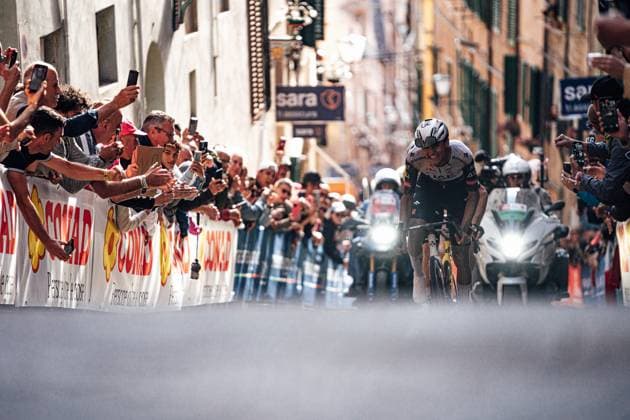 Sport Bilder des Tages 2025 Giro d Italia Stage 9 Picture by Zac Williams SWpix.com - 18 05 2025 - Cycling - 2025 Giro d Italia Stage 9, Gubbio to Siena, Italy - Isaac De Toro, UAE Team Emirates XRG, Wout Van Aert, Visma Lease a Bike. Copyright: x xSWpix.comx(t axPhotographyxHubxLtd)xZacxWilliams SWpix.comx SWP-2645