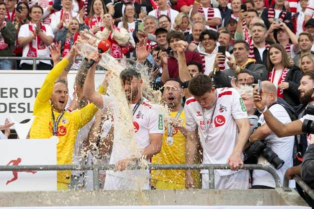 Mark Uth Koeln 13 Bierdusche , 1 FC Koeln vs 1 FC Kaiserslautern, 2 Bundesliga, 34 Spieltag, 18 05 2025 DFB regulations prohibit any use of photographs as image sequences and or quasi video Koeln Nordrhein Westfalen Germany Copyright: xkolbert-press MarcxNiemeyerx