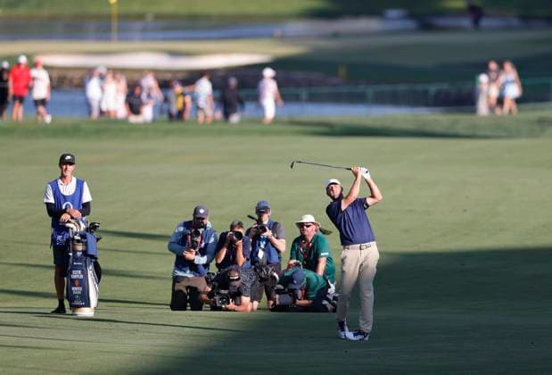 Scottie Scheffler hits an approach shot to the 18th green during the final round of the 2025 PGA, Golf Herren Championship at the Quail Hollow Golf Club in Charlotte, North Carolina on Sunday, May 18, 2025. Scheffler shot 69-68-65-71 for 11-under-par to win the Wanamaker Trophy.  CHA20250518653 TANNENxMAURY