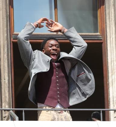 (250519) -- MUNICH, May 19, 2025 -- Alphonso Davies of Bayern Munich greets the fans during the celebration for winning the title of German first division Bundesliga at downtown Munich, Germany, May 18, 2025. (Photo by Xinhua) (SP)GERMANY-MUNICH-FOOTBALL-BAYERN MUNICH-CELEBRATION PhilippexRuiz 
