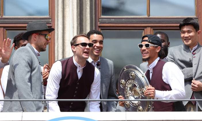 (250519) -- MUNICH, May 19, 2025 -- Players of Bayern Munich cheer during the celebration for winning the title of German first division Bundesliga at downtown Munich, Germany, May 18, 2025. (Photo by Xinhua) (SP)GERMANY-MUNICH-FOOTBALL-BAYERN MUNICH-CELEBRATION PhilippexRuiz 