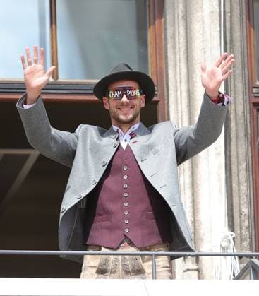 (250519) -- MUNICH, May 19, 2025 -- Leon Goretzka of Bayern Munich greets the fans during the celebration for winning the title of German first division Bundesliga at downtown Munich, Germany, May 18, 2025. (Photo by Xinhua) (SP)GERMANY-MUNICH-FOOTBALL-BAYERN MUNICH-CELEBRATION PhilippexRuiz 