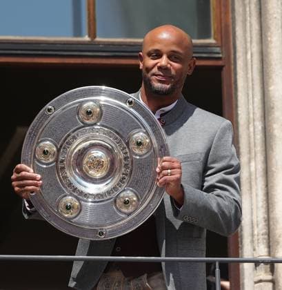 (250519) -- MUNICH, May 19, 2025 -- Bayern Munich s head coach Vincent Kompany holds the trophy during the celebration for winning the title of German first division Bundesliga at downtown Munich, Germany, May 18, 2025. (Photo by Xinhua) (SP)GERMANY-MUNICH-FOOTBALL-BAYERN MUNICH-CELEBRATION PhilippexRuiz 