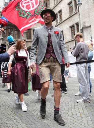 (250519) -- MUNICH, May 19, 2025 -- Leon Goretzka of Bayern Munich takes part in the celebration for winning the title of German first division Bundesliga at downtown Munich, Germany, May 18, 2025. (Photo by Xinhua) (SP)GERMANY-MUNICH-FOOTBALL-BAYERN MUNICH-CELEBRATION PhilippexRuiz 