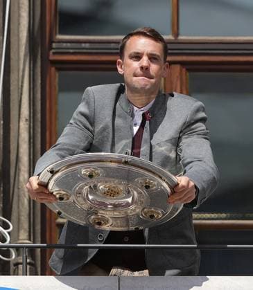 (250519) -- MUNICH, May 19, 2025 -- Manuel Neuer of Bayern Munich holds the trophy during the celebration for winning the title of German first division Bundesliga at downtown Munich, Germany, May 18, 2025. (Photo by Xinhua) (SP)GERMANY-MUNICH-FOOTBALL-BAYERN MUNICH-CELEBRATION PhilippexRuiz 